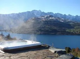 Goldleaf Hill -Spa Pool -Lake Views- 4 Bedrooms