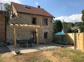 Private lake & gite surrounded by acres of nature, villa in Ceyroux