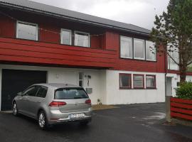 Lovely 1 BR condo with free parking on premises, apartment in Selatrað
