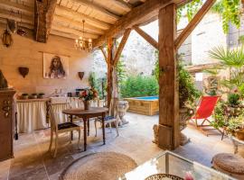 CHAMPAGNE HOUSE- Oasis de luxe & de charme - coeur de ville - 10-12 pers - piscine, cuisine d'été, patio, bar & piano、コンドンのホテル