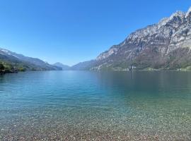 Maisonette im Penthouse-Stil ca 145m2 mit viel Privatsphäre - direkt am Walensee mit Badestrand, hotel familiar en Unterterzen