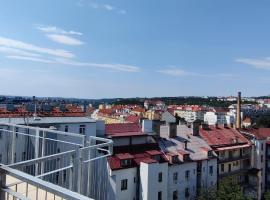 Penthouse # 81 with panoramic city view in Elite Rezidence with free parking, hotel dicht bij: metrostation Palmovka, Praag