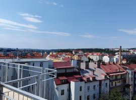 Penthouse # 81 with panoramic city view in Elite Rezidence with free parking, hotel perto de Estação de Metro Palmovka, Praga