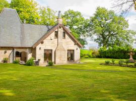 Stunning 4 bedroom country house - Hot Tub & Sauna, holiday home in Glasgow