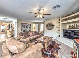 Ruidoso Home with Patio, Walk to Restaurants!, семеен хотел в Рюидозо