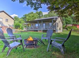 Cabin at LambFarm Horses with Fire Pit and Deck, hotel in Morganton