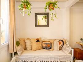 Eco-Friendly House with Authentic Design in Urla, appartement in İzmir