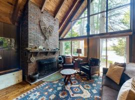 Cabin on Long Pond, Hotel in Cornish