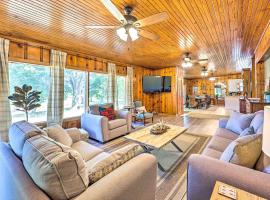 Lochview Lodge Idyllic Farmhouse in Grove!, Hotel in Grove