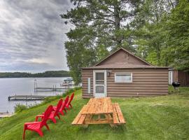 Lakefront Minocqua Cabin with Dock and Fire Pit!, magánszállás Minocquában