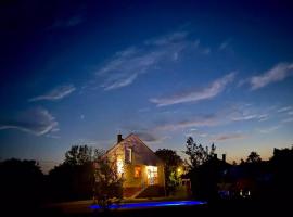 River House - Luxury house on the border of the Tisza River, cheap hotel in Ároktő