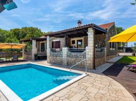 Nice Home In Lakmartin With Outdoor Swimming Pool, hotell i Lakmartin