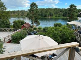 Exclusive guesthouse with stunning Seaview!, hotel em Värmdö