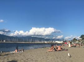 heart of Kitsilano area,5 mins walk to kits beach, hotel u blizini znamenitosti 'Plaža Jericho' u Vancouveru