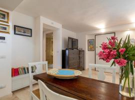Charming Seafront Apartment with garden and patio, דירה בפרטיליה