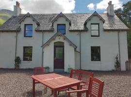 Beautiful Farm House at the foot of Ben More., holiday home in Crianlarich