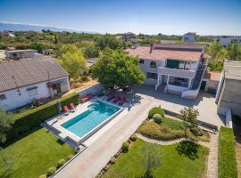 Sunset Garden apartment with private pool, casa vacanze a Vrsi (Verchè)