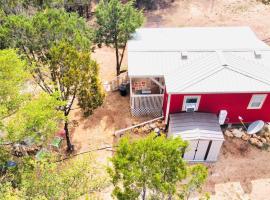 Elegant 1BR 1BA Tiny Home/Free Parking/ Near Lake, lodging in Marble Falls