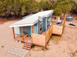 Relaxing place/Sleeps 3/Off Grid/Pet/Free Wifi, hotel near Heart of Texas Wine Tours, Marble Falls