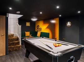 Ultimate glam, vintage central pad. Cool 70s bar., hotel en Bournemouth