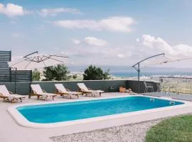 Awesome Home In Mravince With Wifi, Private Swimming Pool And 5 Bedrooms