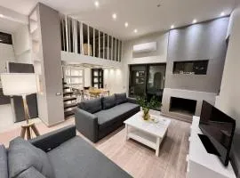 Victoria's Luxury Apartment - Fireplace, Jacuzzi, Private pool