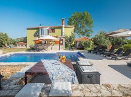 Stunning Home In Galizana With 4 Bedrooms, Jacuzzi And Private Swimming Pool, hotel in Galižana