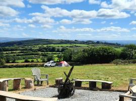 Summit Camping Kit Hill Cornwall Stunning Views Pitch Up or book Bella the Bell Tent, hotel in Callington