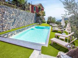 Beautiful Home In Recco With Wifi, 6 Bedrooms And Swimming Pool, hotel pantai di Recco