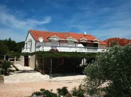 Apartments and rooms with parking space Jezera, Murter - 5082