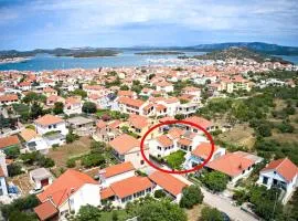 Apartments with parking space Murter - 5088