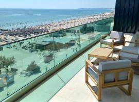 Luksusa viesnīca Luxury Promenada Apartment - Frontal Beachfront Mamaia Nord pilsētā Nevodari
