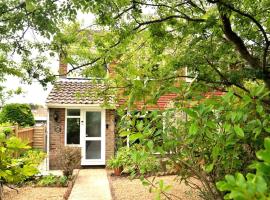 Cosy house, a train spotter's delight!, hotel din New Alresford