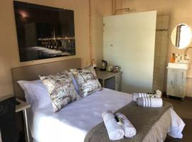 The Bachelor Private Guest Room, hotel com estacionamento em Fernglen