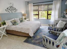 Ocean Blue Suite - Villa Roc Guesthouse: Salt Rock şehrinde bir otel