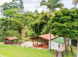 Agradable cabaña cafetera con jacuzzi a 12 min del centro de pereira, hotel en Pereira