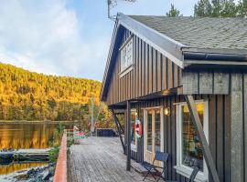 Nice Home In Lysøysundet With Kitchen, βίλα σε Rømmen