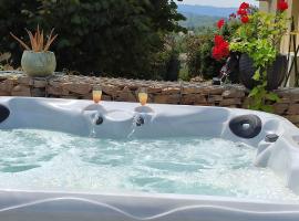 Campagne et Jacuzzi ... c'est cosy le Bumble Bee !, holiday home in Panossas