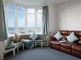 Beachcliffe House - Sea front property - Sleeps 10 - Pet friendly