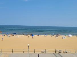 Oceanfront beach, sky, & dolphins, hôtel à Virginia Beach