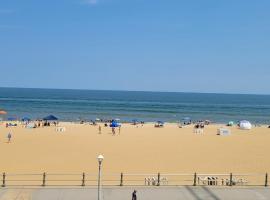 Oceanfront beach, sky, & dolphins, hotell i Virginia Beach