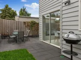 Brand new 3 bed villa-private courtyard walk shops