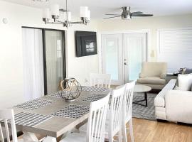 Delightful 3 Bdrm Home, Mins to Clearwater Beach, family hotel in Clearwater