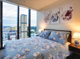 Luxury City Zen Apartment Rundle Mall with Rooftop Spa, Gym, BBQ, viešbutis su sūkurinėmis voniomis Adelaidėje
