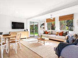 Styled 3 BR Tropical Family Home w Pool at Coolum، فندق في كولوم بيتش