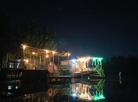 House Boat-Pana Four in Srinagar Kashmir, boat in Srinagar