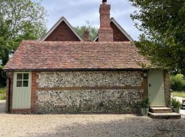 Stylish bolthole in the heart of the Meon Valley, хотел с паркинг в East Meon