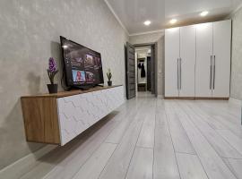 Чистая уютная квартира! Рядом сквер,море!документы!, hospedaje de playa en Aktau