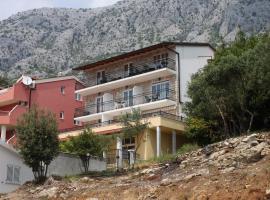 Apartment Zivogosce - Porat 6700c，位于伊格拉恩的酒店