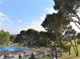Nouvelle location dans somptueux golf avec piscine, terrains de tennis - situation ++ pour découvrir la Provence, hotel in Saumane-de-Vaucluse
